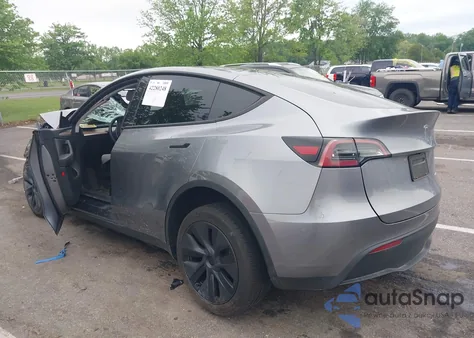 2024 Tesla Model Y Long Range Dual Motor All-Wheel Drive z USA, uszkodzony, nr VIN 7SAYGAEE3RF212921